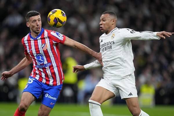 Utkání 23. kola španělské fotbalové ligy Real Madrid - Atlético Madrid, 8. února 2025. Zleva Clement Lenglet z Atlética a Kylian Mbappé z Realu.