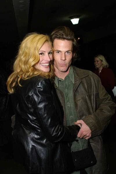 JULIA ROBERTS AND DANNY MODER AT 'OCEANS ELEVEN' WORLD PREMIERE AFTER PARTY, LOS ANGELES, AMERICA - DEC 2001 Redakční Stock snímek