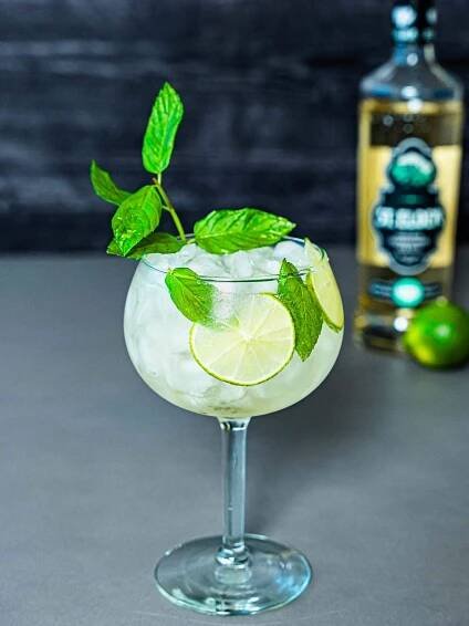 Hugo Spritz (Elderflower Cocktail)