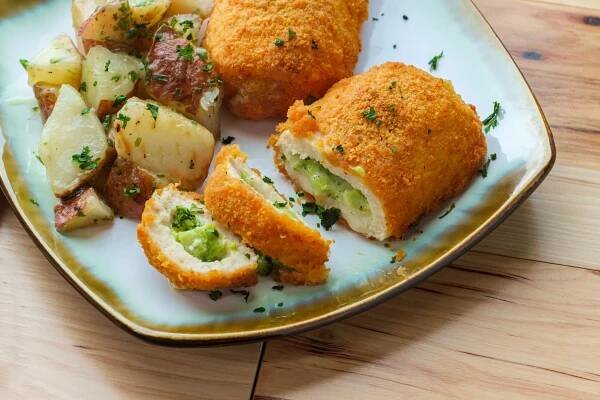 Šťavnaté kuřecí rolky s brokolicí a sýrem na způsob Cordon Bleu