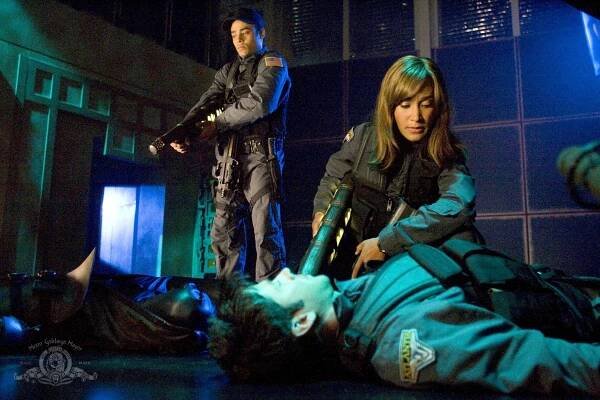 Hvězdná brána: Atlantida - V obležení, 1. část - Z filmu - Rainbow Sun Francks, Rachel Luttrell
