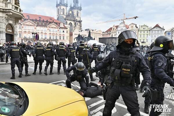 Při střetech v centru Prahy bylo zraněno 20 policistů. V poutech skončilo více než 150 lidí