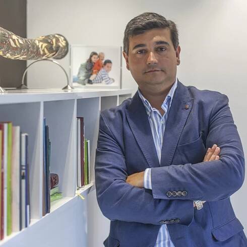 Eduardo García, reelegido presidente - AAVOT