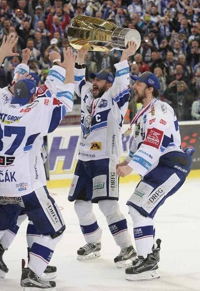 Kometa vyhrála středeční finálovou bitvu 5:2 a sérii ovládla 4:0 na zápasy. V Brně propukly oslavy titulu,