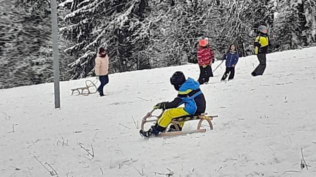 Boby, sáňky, kolony. Do skiareálů na Slovácku vyrazily davy