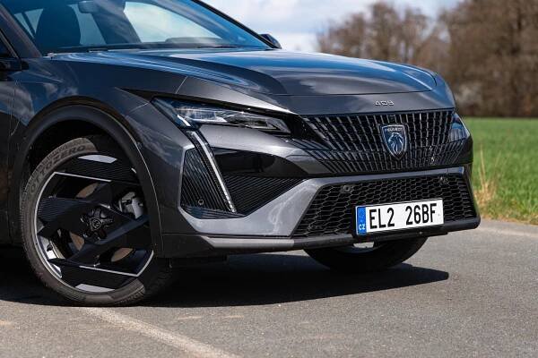 Nevíme, co to je, ale líbí se nám: Peugeot 408 je svérázný, ale krásný crossover. Cena vás však omráčí