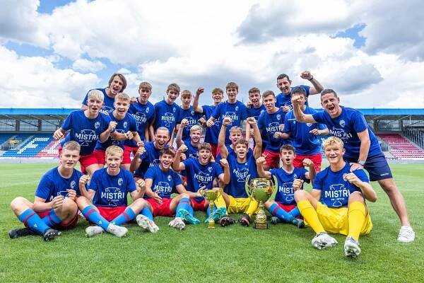 Ocenění úspěchů viktoriánské sedmnáctky na utkání se Slavií | FC VIKTORIA Plzeň