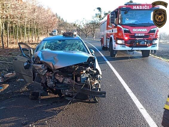 Námraza trápila řidiče. Na D1 vylétlo auto z dálnice, do Vsetína letěl vrtulník