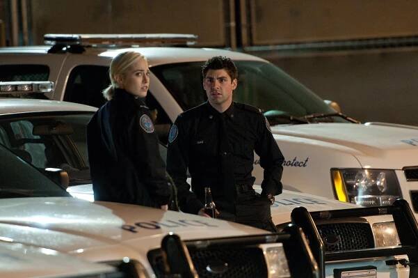 Rookie Blue - Na očích - Z filmu - Charlotte Sullivan, Travis Milne