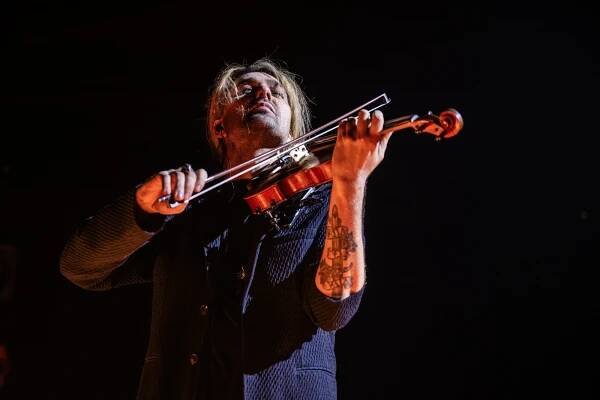 Dostávat komplimenty od svých hrdinů je zavazující, říká houslista David Garrett