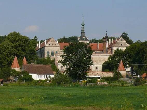 Uherčice (zámek) (okres Znojmo, Jihomoravský kraj) | www.sermiri.cz