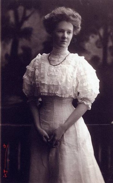 Soubor:Wedding portrait of Elizabeth Coughlin Young.jpg – Wikipedie