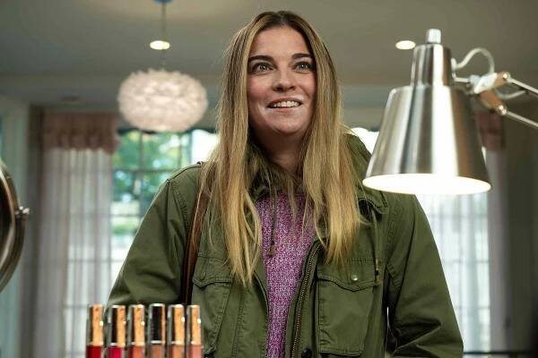 Schitt's Creek's Annie Murphy Says New Dark Comedy Role Is 'Beautiful 180' from Alexis Rose