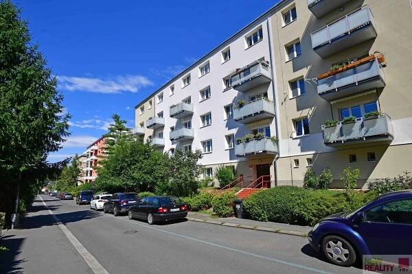 Prodej bytu 3+1 s balkonem, garáží a sklepem  Praha - Podolí, ul. Dvorecká, obrázek č. 1