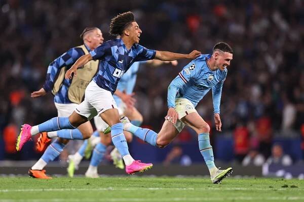 Fotbalisté Manchestru City slaví historicky první vítězství v Lize mistrů.