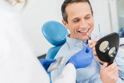 Mužských Pacientů Výběru Zubní Implantát Při Pohledu Zrcadlo Moderní Zubní — Stock fotografie