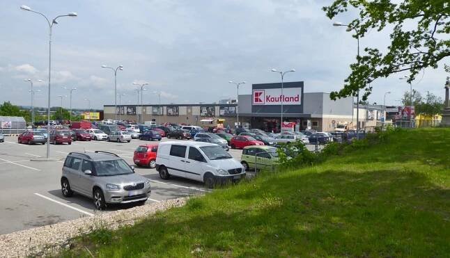 Fotografie - Jindřichův Hradec, parkoviště Kaufland - 27.05.2019