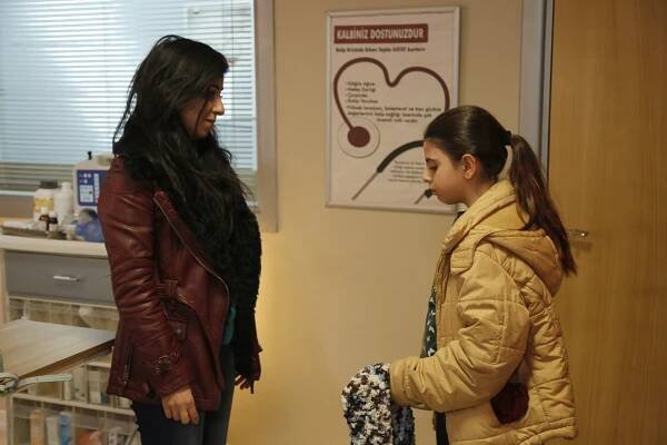 Bizim Hikaye - Episode 21 - Z filmu - Esra Bezen Bilgin, Zeynep Selimoğlu