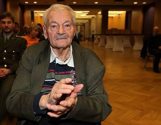 Jubilanti z Dukly se opět sešli. Na pódiu se jich objevilo dvaadvacet - DUKLA