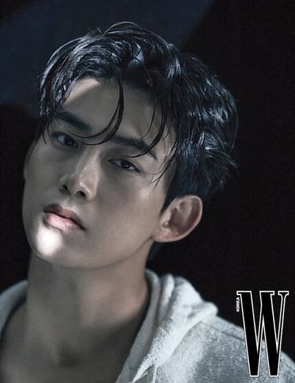 Taecyeon našel podobnost mezi ním a jeho postavou krutého padoucha ze seriálu Vincenzo - Asianstyle