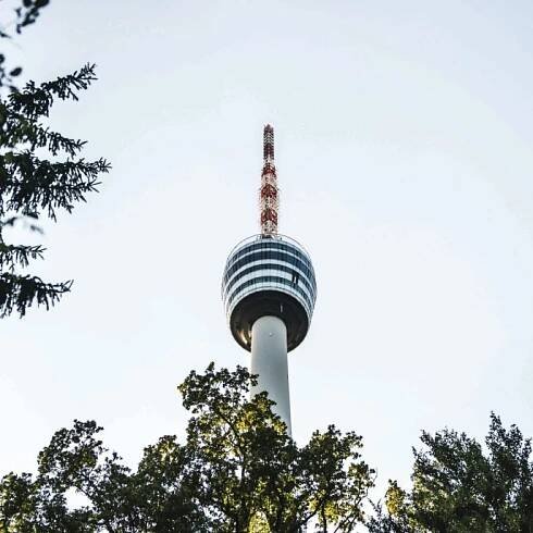 Der Stuttgarter Fernsehturm stellt architektonisch den Beginn einer neuen Ära im Turmbau dar, da er als erster aus Stahlbeton war.