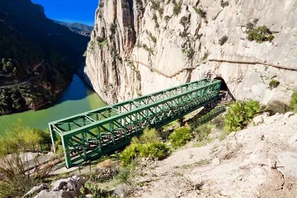 Železniční trati nedaleko královské stezce (el caminito del rey) v soutěsce chorro — Stock obrázek