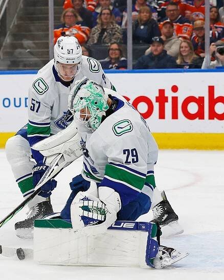 Canucks complete season sweep of Oilers