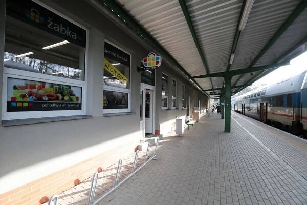 Před cestou vlakem si můžete nakoupit. Žabka otevřela pobočku na nádraží