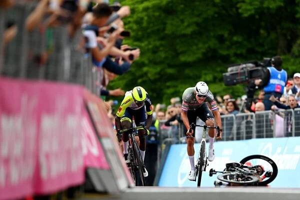 Giro d'Italia: Van der Poel wins crash-marred uphill sprint in Visegrád, takes first maglia rosa