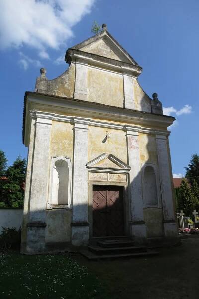 Soubor:Chapel of Saint John and Paul near church of Saint Martin in Budkov, Třebíč District.JPG – Wikipedie