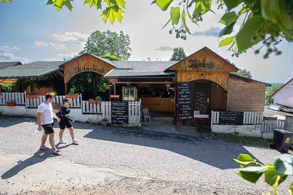 Z mastného stánku pod Bezdězem udělali oázu mlsných turistů. Z nevěstince zas penzion