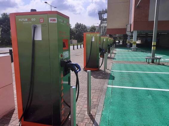 Největší dobíjecí stanice pro elektroauta na západě Čech vzniká v Plzni