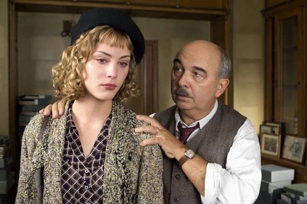 Paříž 36 - Z filmu - Nora Arnezeder, Gérard Jugnot