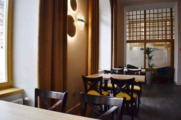 Restaurace Opera týden před znovuotevřením.