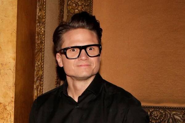 Podle Kuchařové se Brzobohatý převlékal za ženy, protože nemá jasno ve své orientaci. Jsem heterosexuál, brání se hudebník