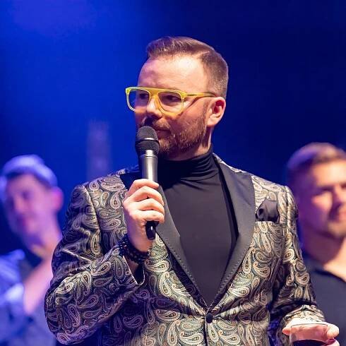 Jan Smigmator je se svým big bandem na turné a 12. května koncertoval i v pražské Lucerně.