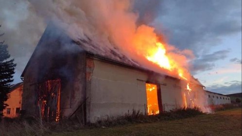 Plameny zničily velký sklad slámy, hasiči vyhlásili druhý stupe�ň poplachu