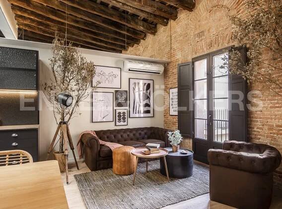 Design loft with a solarium terrace in Raval