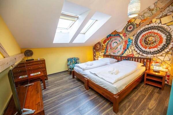 سرير أو أسرّة في غرفة في In Spirit, hotel v Rožnovském pivovaru - Pivní Lázně, Wellness & Čokoládovna