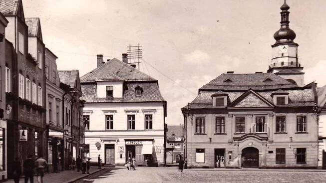 Náměstí Míru v Bruntále po osvobození v roce 1945.