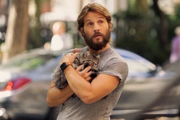 Logan Marshall-Green as the hot gardener, holding Shoe the cat, in 'And Just Like That' Season 3 Episode 2
