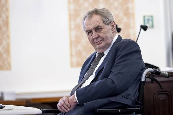 Zeman po dlouhé době na veřejnosti: Za zesměšnění vlády na semináři SPD sklidil ovace vestoje