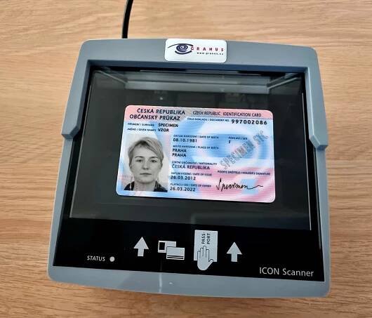 Bezpečný Středočeský Kraj | Policistům v KACPU usnadňují práci čtečky cestovních dokladů 