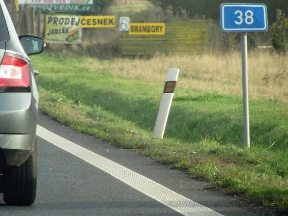 OBRAZEM: Nehoda tří aut ještě víc ucpala silnici I/38 u Libenic