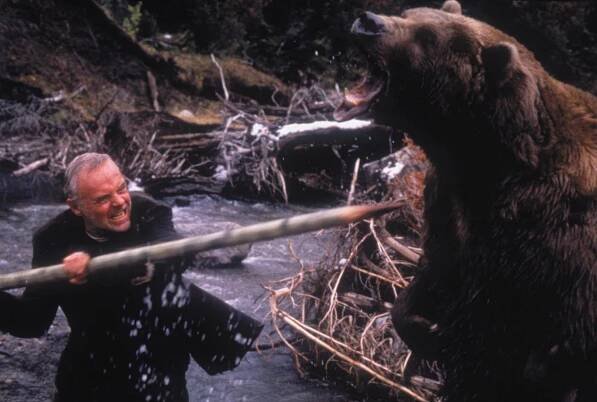 Na ostří nože - Z filmu - Anthony Hopkins, medvěd Bart