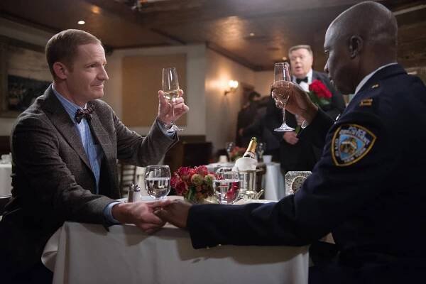 Brooklyn 99 - Oslava - Z filmu - Marc Evan Jackson, Andre Braugher