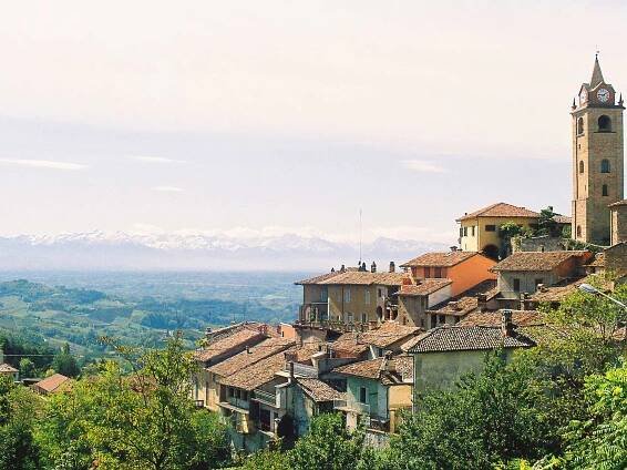 Blick auf Monforte d'Alba