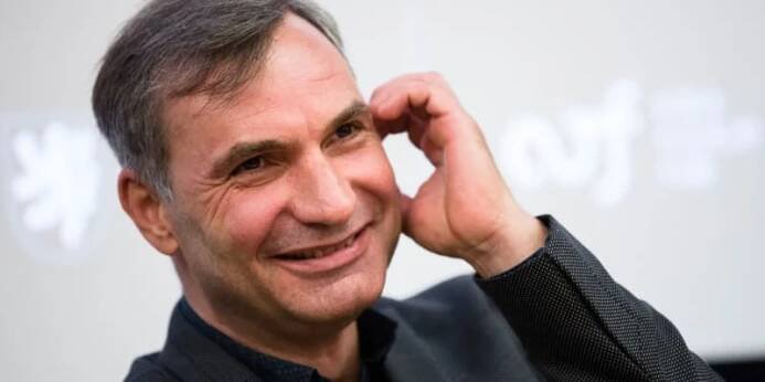 Jiří Macháček v Karlových Varech pravidelně slaví své narozeniny. Jednou se mejdan vymkl kontrole. 