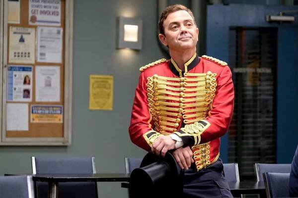 Brooklyn 99 - Kdo si hraje, nezlobí - Z filmu - Joe Lo Truglio