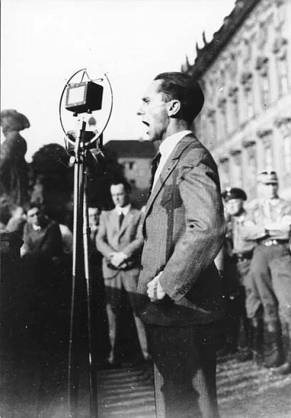 Súbor:Bundesarchiv Bild 119-2406-01, Berlin-Lustgarten, Rede Joseph Goebbels.jpg – Wikipédia